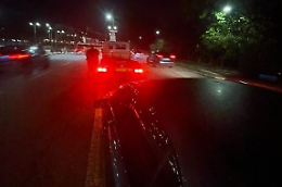 Prende una buca prima del sottopasso e chiama il carro attrezzi: "Asfalto vergognoso"