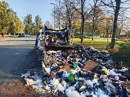 Brucia un camper di nomadi pieno di rifiuti, notte di paura in corso Salvemini