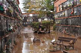 Valencia sott'acqua: città sospesa, vite in frantumi e solidarietà tra le macerie