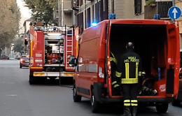 Minaccia il gesto estremo dopo essere salita sul tetto: dopo ore di trattativa la ragazza desiste