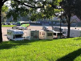 Il piazzale invaso dai camper preoccupa le mamme: «Così non va bene, servono più controlli»