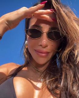 Eleganza e bellezza: Enza De Cristofaro si mostra in bikini
