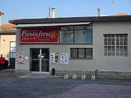 Razzia nella notte al supermercato Prestofresco, caccia ai ladri