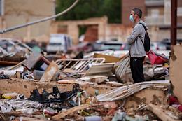 Alluvione in Spagna, allerta a Barcellona: 70 voli cancellati all'aeroporto di El Prat. Valencia, non ci sono vittime nel parcheggio ad Aldaia