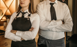«O ci stai o ti licenzio»: così il titolare del ristorante violentava la cameriera
