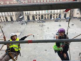 Torino, Extinction Rebellion interrompe le celebrazioni per la Festa delle Forze Armate e dei Caduti