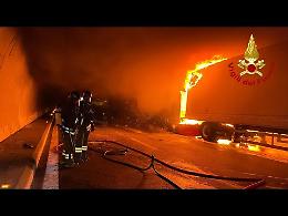Incendio in galleria in autostrada: ecco foto e video dell'eroico salvataggio dei vigili del fuoco