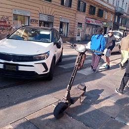 Auto contro monopattino, deviati i tram della linea 4