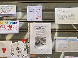 Lacrime e ricordi al BarLume, la serranda dipinta per Gigi