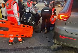 In Vespa contro un'auto, scivola e finisce sotto le ruote di un'altra macchina