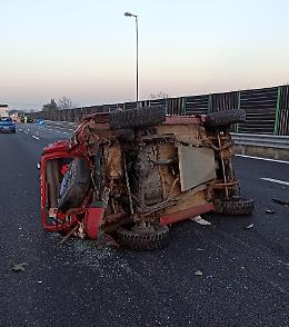 Paura e feriti sul raccordo, due auto si scontrano e una si ribalta 