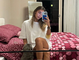 Chiara Frattesi e il suo Bulldog: un momento di dolcezza allo specchio