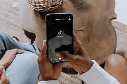 Tik Tok a processo dopo il suicidio di due adolescenti