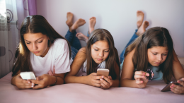 Truffe, pericoli e dipendenza dai social: i giovani come "sopravvivono" sul web?