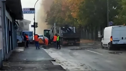 Doppio guasto alle tubature, strade chiuse e palazzi senz'acqua