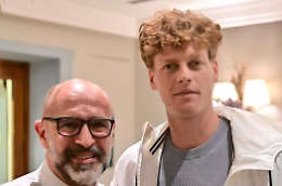 Carne cruda e filetto di fassone alla piastra: la cena di Sinner (a Torino) nel ristorante preferito da Djokovic...