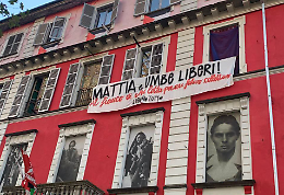 Askatasuna, spunta uno striscione: «Il centro sociale è ancora occupato»