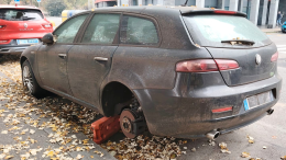 Finestrini rotti, pneumatici rubati, auto forzate e saccheggiate: allarme a Madonna di Campagna