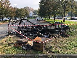 Un altro furgone bruciato nel cortile: «Abbiamo paura,  portate via le macerie»