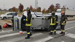 Donna incinta si ribalta con l’auto dopo l'incidente e finisce in ospedale