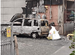 Paura nella notte per l'incendio che ha distrutto completamente un'auto