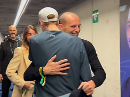 Toh, chi si rivede!  Anche Allegri sugli spalti per Sinner: il siparietto tra i due all'Inalpi Arena...