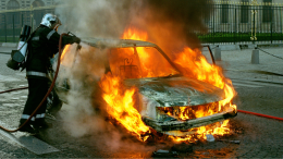 Incendio a Pianezza: auto e moto distrutte in un parcheggio condominiale