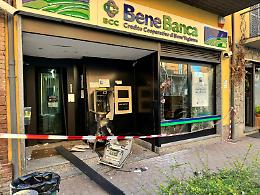 Esplosione nella notte, la banda della marmotta fa saltare in aria un altro bancomat 