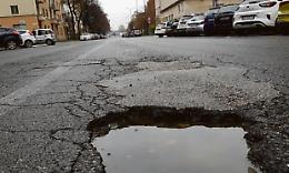Torino è piena di buche: più di un incidente al giorno (e per ripararle serve una fortuna)