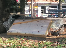 Sporcizia, danni e adesso pure  una baracca: degrado nel giardino del carabiniere caduto