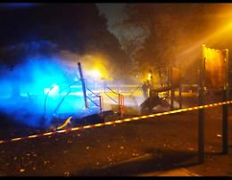 Notte da incubo al giardino, va a fuoco anche lo scivolo dell'area giochi