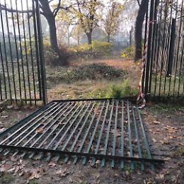 Tossici e sbandati si riprendono la piscina Sempione: «Bisogna abbatterla»