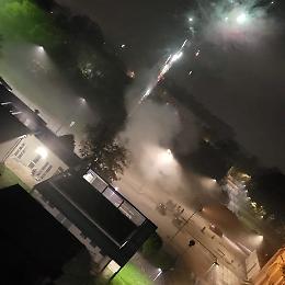 Sparano fuochi d’artificio in cielo per segnalare l’arrivo della droga