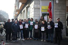Torino, la protesta per la chiusura dell'ufficio postale di via Verres: "Un colpo mortale per il quartiere"