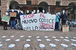 In piazza le maschere dei morti in strada: «Stop al nuovo Codice della "strage"»