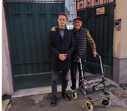 Invalido intrappolato in casa: «Tutta colpa del marciapiede»