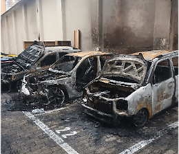 Incendio distrugge tre auto parcheggiate nel cortile, scoppiano i vetri del palazzo