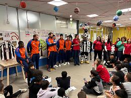 Sorpresa Juve ai bambini delle Vallette. Di Gregorio: "Scudetto? Ecco cosa diciamo in spogliatoio"