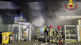 Volpiano: le fiamme devastano due aziende nel cuore della notte