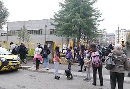Agguato fuori da scuola, calci e sputi fra ragazzini: ferita anche una mamma