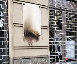 Vandalizzata e bruciata (di nuovo) la lapide dei partigiani in largo Montebello
