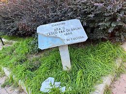 I vandali si accaniscono contro la targa del giardino Faà di Bruno
