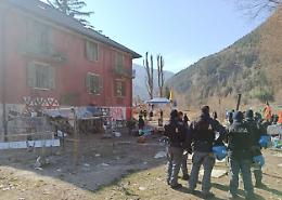 «Hanno occupato quell'edificio per salvare i migranti»: così 18 attivisti sono stati assolti 