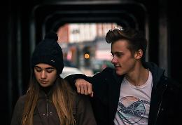 Amore tossico: la romanticizzazione della violenza tra i giovani italiani
