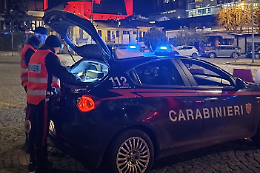 Ragazzo accoltellato nel parcheggio del bar dopo una rissa