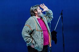 Dalla tv al teatro, ecco l'ultima trasformazione di Giuseppe Battiston