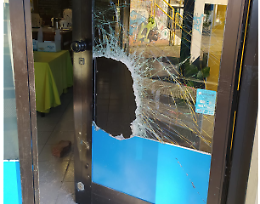 Furto alla "Nuvola di Gelato": ladro si dilegua con il fondo cassa dopo aver distrutto l’ingresso
