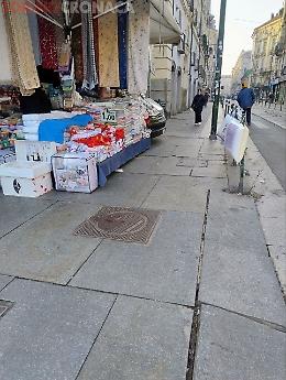 Porta Palazzo, i portici come latrina: "E noi paghiamo le tasse e dobbiamo pulire"
