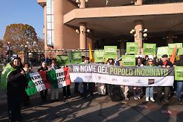 Torino, la protesta davanti al tribunale: "Bonificate i siti pieni di amianto"