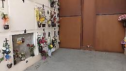 Nichelino, oltraggio al cimitero: vandalizzate le tombe